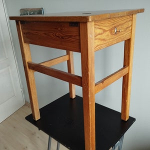 vieille des années 40. Bureau d&#39;écolier vintage suédois en bois fait main.
