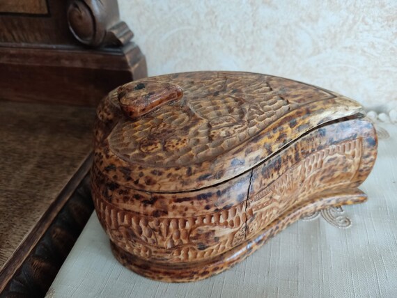 Vintage Handcrafted and Carved Wood Box Leaf Moti… - image 2