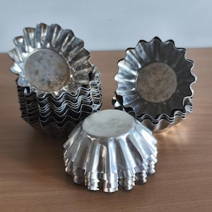 Puede incluir: Un letrero de madera rústica con el texto "Welcome to our home" en letras blancas. El letrero presenta un acabado envejecido y un diseño simple y acogedor, perfecto para la decoración de la entrada.