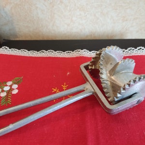 Vintage HOYANG metalowy przyrząd do cięcia ciasta makaronowego Fattigmand NORWEGIA gadżet kuchenny