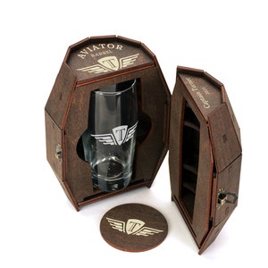 Pilot gift, personalized beer glass in wooden barrel, Aviation Gift