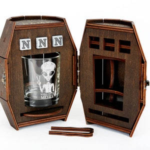Alien Barrel UFO Space Spaceman, Personalized Whiskey Glass Set in Wooden Barrel, Unidentified flying object, Birthday Gift