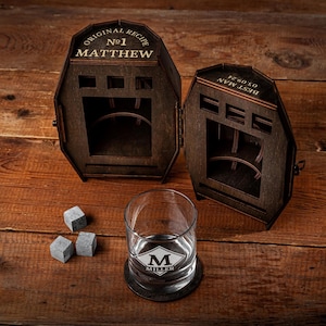 Personalized Groomsmen Whiskey Gift Set in Rustic Wooden Barrel, A Unique Keepsake for Your Wedding Party, Groomsman Proposal, Best Man Gift