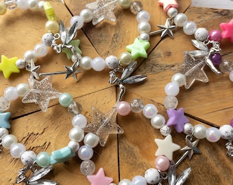 Pulsera elástica de cuentas acrílicas con dijes de hadas para niños