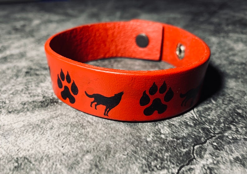 Wolf leather wristband