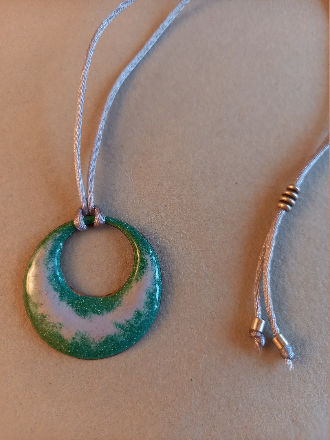 Collier émaux de Limoges, pendentif vert et gris, émail sur cuivre