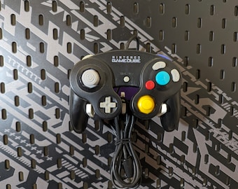 Nintendo Gamecube Controller mount display for IKEA Skadis and Uppspel Pegboard Game Cube