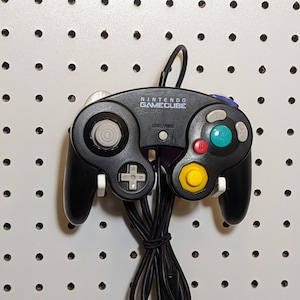 Nintendo Gamecube controller display mount for standard pegboard game cube