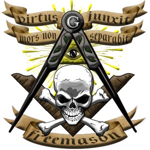 Puede incluir: Una calavera y huesos cruzados en blanco y negro con un compás y una escuadra negros y dorados detrás. El compás y la escuadra están rodeados por un sol amarillo. Una pancarta sobre el compás y la escuadra dice "Virtus Junxit Mors Non Separabit". Una pancarta debajo de la calavera y los huesos cruzados dice "Freemason".