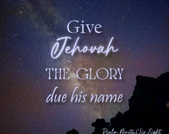 Puede incluir: Un cielo nocturno estrellado con una cita en texto blanco que dice "Dad a Jehová la gloria que corresponde a su nombre." La cita está centrada en la imagen y se coloca sobre un fondo de galaxia de estrellas. El texto "Salmo Noventa y Seis Ocho" está en la parte inferior de la imagen.