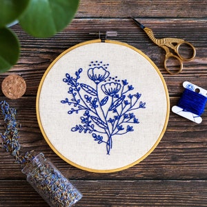 Motif de broderie à la main Bouquet floral bleu | Botanique numérique à télécharger au format PDF, motif de fleurs de broderie moderne adapté aux débutants