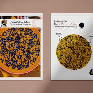 Puede incluir: Dos p&aacute;ginas de una gu&iacute;a de patrones de bordado floral. La p&aacute;gina izquierda muestra un bastidor de bordado completo con un fondo amarillo y un dise&ntilde;o floral azul. La p&aacute;gina derecha es una gu&iacute;a de patrones con un dise&ntilde;o floral amarillo.