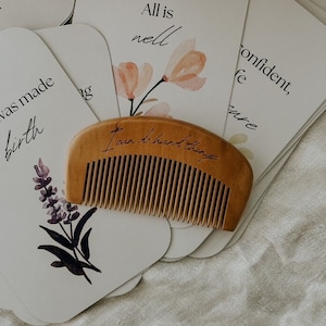 Coffret cadeau de naissance responsabilisé | Peigne de travail + Cartes d'affirmation de naissance | Soulagement naturel de la douleur | Cadeau pour future maman | Kit de naissance doula