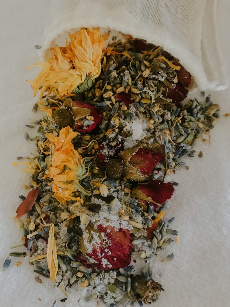 Beautiful splay of botanical ingredients including uva ursi, calendula, lavender, rose, and yarrow, this herbal bath tea blend smells amazing and is designed to soothe. This herb and salt blend relaxes muscles and can help reduce swelling and pain.