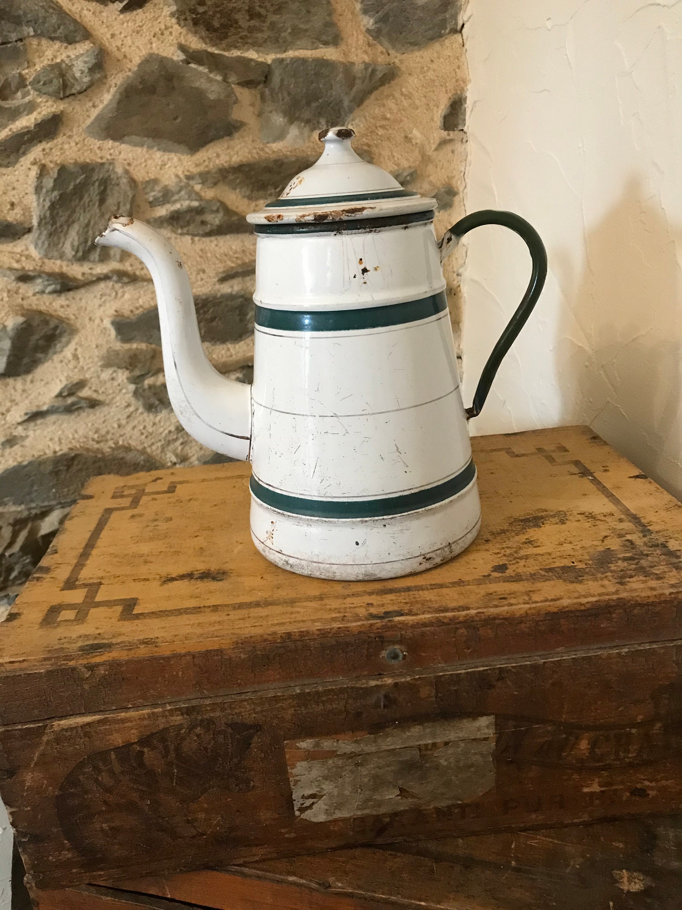 Vintage Français Blanc, Pote en Émail Vert avec Bec Col d'oie, de Cuisine Chalet Campagne, Décor Fer