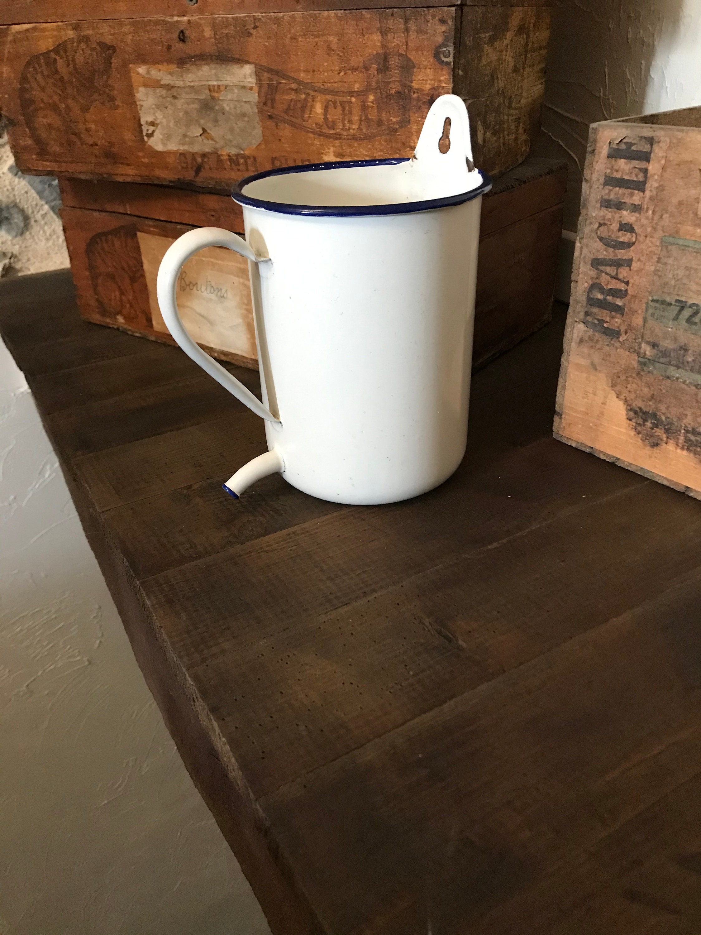 Vintage Français Blanc et Bleu Émail Mesure Jug Cuisine Décor