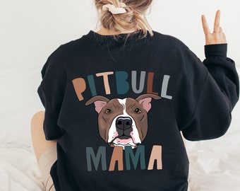 Puede incluir: Sudadera negra con un gráfico colorido de un perro Pitbull y el texto "Pitbull Mama".
