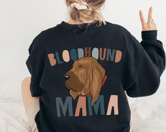 Könnte beinhalten: Schwarzes Sweatshirt mit einer bunten Grafik eines Bloodhound-Hundes und dem Text "BLOODHOUND MAMA".