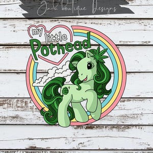 Peut inclure: Illustration d'un poney vert clair avec des cheveux vert foncé et une feuille de cannabis, dans un cercle arc-en-ciel. Le texte dit "my little Pothead" dans une bulle en forme de cœur. Fond de planches de bois blanches.