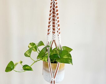Makramee Pflanzenaufhänger | Innenpflanzenhalter | Zweifarbiger Aufhänger | Pflanzenzubehör | Boho Dekor | Einweihungsparty Geschenk | Kreuz und quer