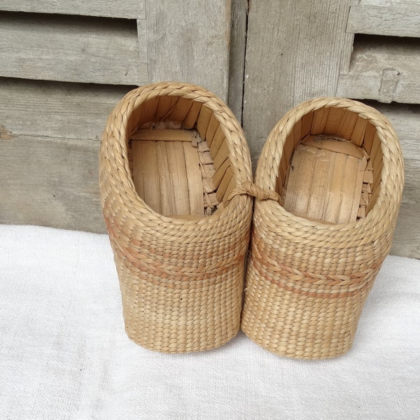 Vintage woven straw shoes. Children's natural fibre clogs. 1970s child's footwear. Sabots enfant paille tressée