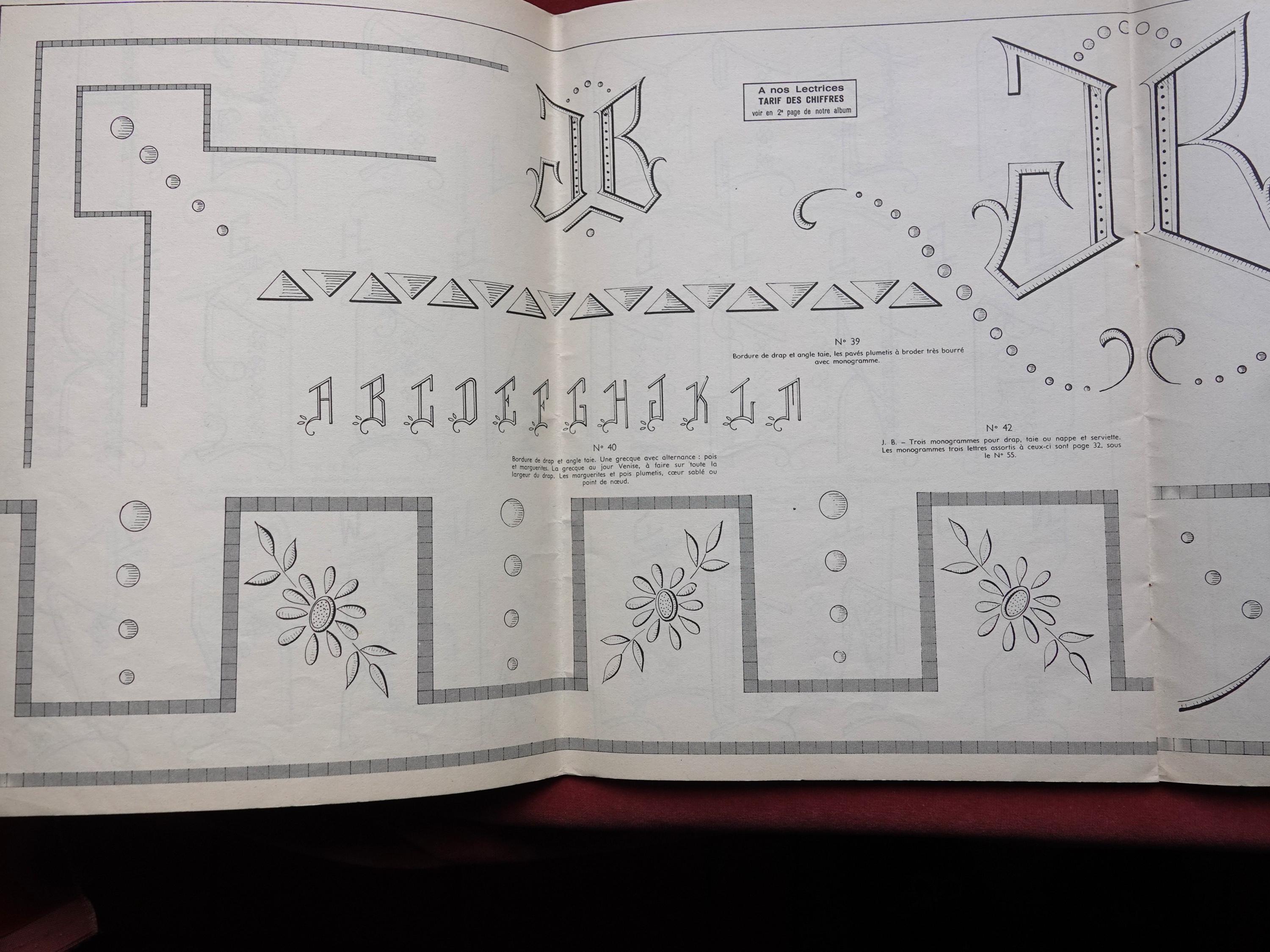 Lot De 2 Anciens Journaux LA BRODERIE LYONNAISE – Année 1961 – Motifs à Broder Vintage Alphabets Et Lettres – Occasion
