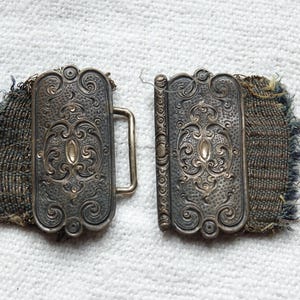 C19th 2-teilige Schnalle / gravierter Gürtelverschluss aus antikem Messing