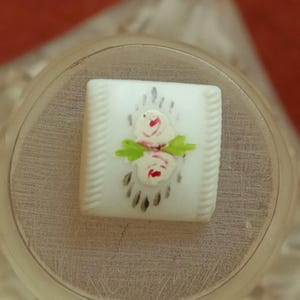 ピンクのバラが描かれたアンティークの手描きガラスボタン。セルフシャンク