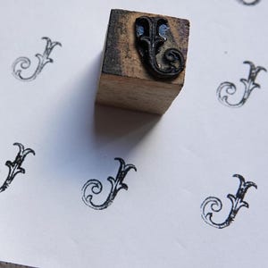 Sello con letra J pequeña/Bloque de impresión con inicial J antigua/Impresión en tela con letra J/Arte textil/Regalo bordado/Decoración de sala de costura/Tampón con inicial J