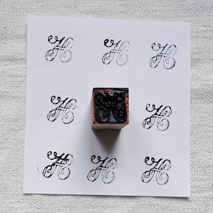 Sello con letra H pequeña/Bloque de impresión con inicial H antigua/Impresión en tela con letra H/Arte textil/Regalo bordado/Decoración de sala de costura/Tampón con inicial H