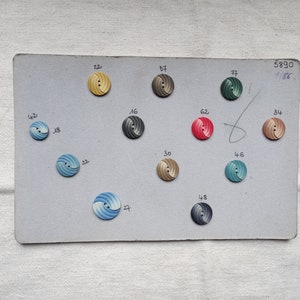 Verkopersmonster/vintage knop voorbeeldkaart/Fournituren/verzamelknoppen/assortiment vintage knoppen/12 assorti gekleurde knoppen op kaart