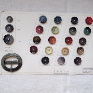 Knopen en gesp vintage kaart/Verkopersmonster/fournituren/collectie Geassorteerde vintage knopen/22 gekleurde knopen/enkele gesp