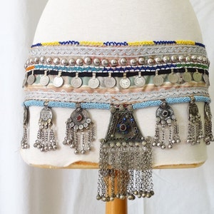 Ceinture tribale authentique pour la danse du ventre. En velours, avec  cordons, perles, sequins et frange. La taille est unique, elle convient à