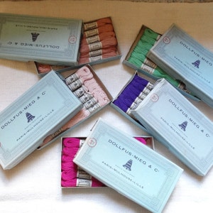 Pick: 5 boxes of embroidery cottons/Dolfus-Mieg threads/Assorted colour cotton thread/Needlework/Crafting/Embroidery/Retors a broder colorés
