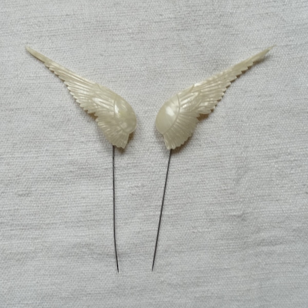 Pair wing hatpins/Pearlescent plastic art deco hat pins/Early plastic hat pins/Wing shaped pins/Epingles à chapeau/Vintage French hatpins