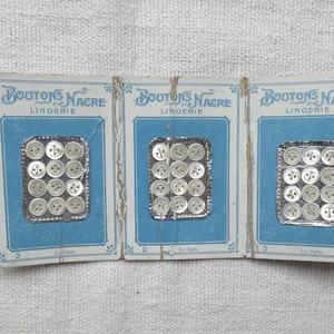 36 Botones de nácar vintage en tarjetas/Botones de lencería de nácar/Botones diminutos de concha de 4 agujeros/Ropa de muñeca y bebé/Costura, restauración de disfraces