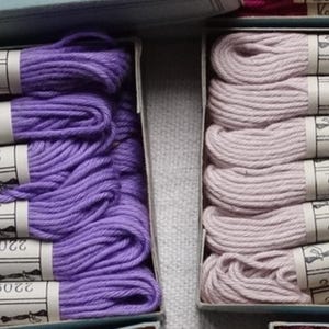 Pick: 2 boxes of embroidery cottons/Dolfus-Mieg threads/Assorted colour cotton thread/Needlework/Crafting/Embroidery/Retors a broder colorés