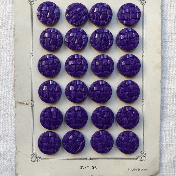 24 boutons vintage/Boutons violets français des années 1950 sur carte/24 boutons motif panier tressé/Boutons à queue auto/Boutons 21mm/Notions de couture