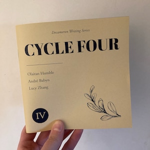 Może przedstawiać: Beżowa książka z tytułem "CYCLE FOUR" w czarnym kolorze. Książka jest częścią serii "Decameron Writing Series" i zawiera nazwiska autorów: Olaitan Humble, Andre Babyn i Lucy Zhang. Okładka książki zawiera również czarno-białą ilustrację gałęzi z liśćmi i rzymską cyfrę "IV" w czarnym kółku.