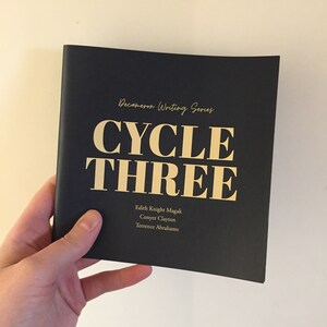 Może przedstawiać: Czarna książka z pozłacanymi napisami zatytułowana "Decameron Writing Series Cycle Three" autorstwa Edith Knight Magak, Conyer Clayton i Terrence Abrahams.