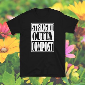 Puede incluir: Camiseta negra con texto blanco que dice "STRAIGHT OUTTA COMPOST" en una fuente en negrita y en bloque.