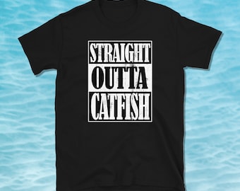 Straight Outta Catfish, camisa de bagre, amante de bagre, camisa de pesca, presente de pesca, camisa de culinária, camisa cajun, camiseta unissex de manga curta