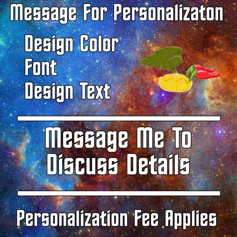 Op de afbeelding: Een kleurrijke galaxie achtergrond met witte tekst die "Message For Personalization", "Design Color", "Font", "Design Text", "Message Me To Discuss Details" en "Personalization Fee Applies" luidt. In de rechterbovenhoek staat een cartoon afbeelding van een chilipeper met vleugels.