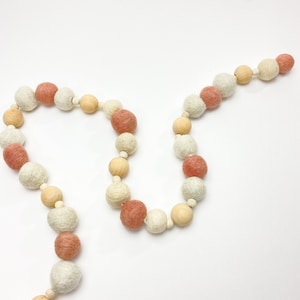 Guirlande rose et blanche de Boho, guirlande neutre, guirlande en bois de perle, guirlande de boule de feutre