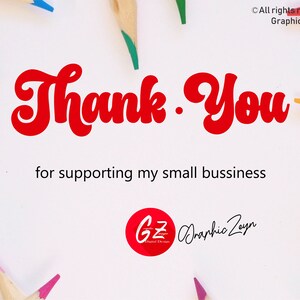 Peut inclure: Un fond blanc avec le texte "Thank You" en lettres cursives rouges. Sous le texte se trouve la phrase "for supporting my small business" en texte noir. Un cercle rouge avec les lettres "GZ" en blanc se trouve dans le coin inf&eacute;rieur droit de l'image. Le texte "Graphic Zayn" est &eacute;crit en cursive sous le cercle.