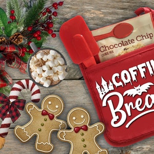 Peut inclure: Manique de four rouge avec un motif blanc qui dit "Coffin Break" avec des silhouettes de chauve-souris et de ch&acirc;teau. La manique de four a une poche pour un paquet de m&eacute;lange &agrave; biscuits aux p&eacute;pites de chocolat.