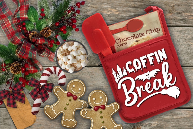 Peut inclure: Manique de four rouge avec un motif blanc qui dit "Coffin Break" avec des silhouettes de chauve-souris et de ch&acirc;teau. La manique de four a une poche pour un paquet de m&eacute;lange &agrave; biscuits aux p&eacute;pites de chocolat.