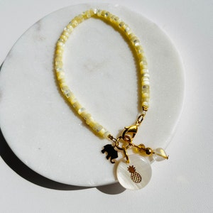 Natural mother-of-pearl Heishi bracelet 24k gold-plated elements and pendant with mother-of-pearl pineapple pendant