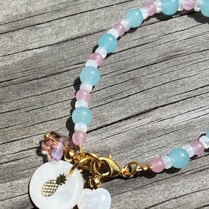 Bracelet made of jade and Heishi pearls, gold-plated elements and pendant with mother-of-pearl pineapple pendant