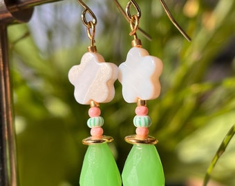 Pendientes facetados con flor de nácar blanco y perla lágrima verde